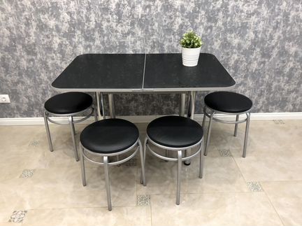 Стол и табуретки