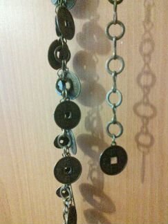 Металлический пояс с монетами