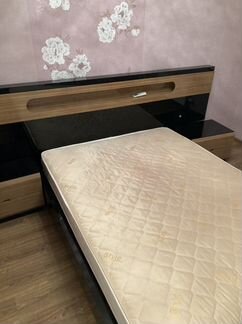 Кровать и прикроватные тумбы