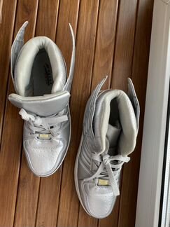 Кроссовки серые