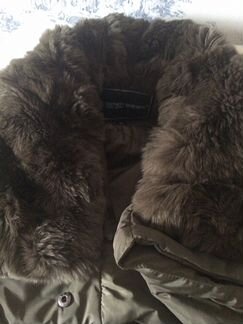 Пуховик бутылочного цвета с кроличьим воротником