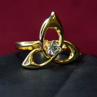 Золотое кольцо с бриллиантом
