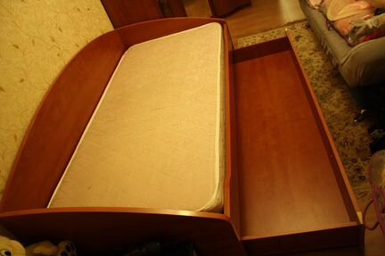 Кровать с матрасем