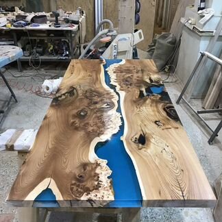 Стол с эпоксидной смолой