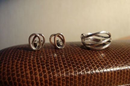 Оригинальный серебряный комплект-кольцо+ серьги