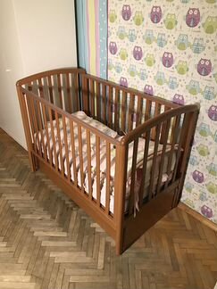 Детская кроватка с маятником и ящиком