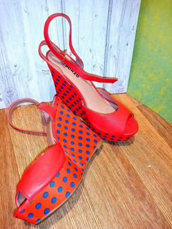 Яркие красные туфли