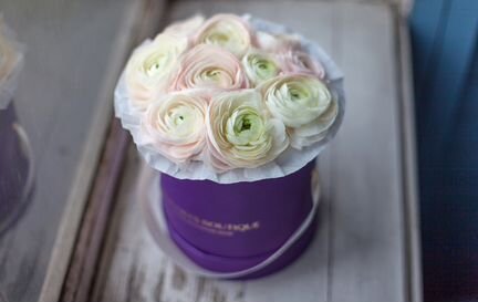 Ранункулюсы в шляпной коробке