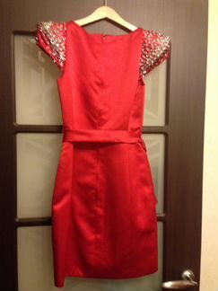 Платье с пайетками и рукавами в стойке