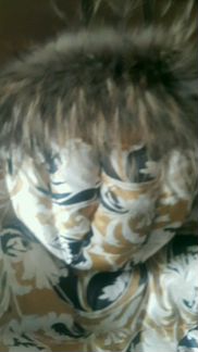 Куртка на пуху с капюшоном с енотом